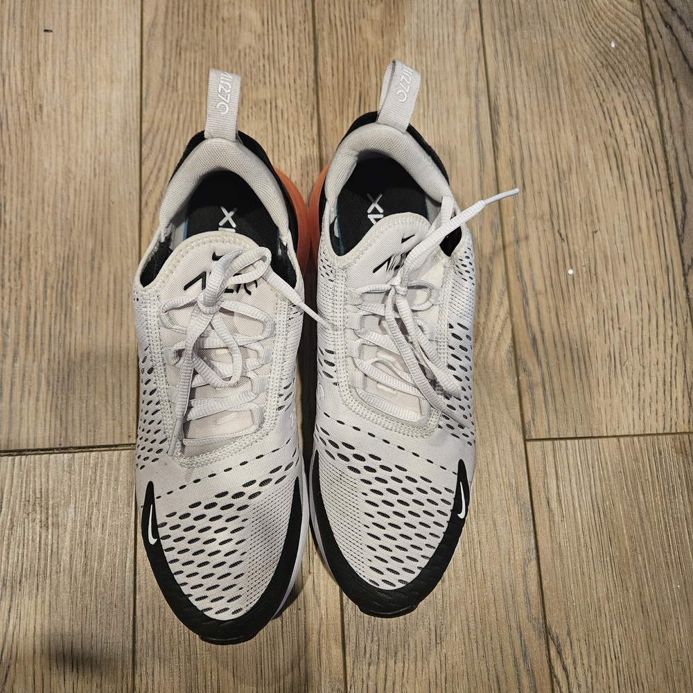 NIKE Air Max 270 Men's White and Black Running Shoes -Size 9
